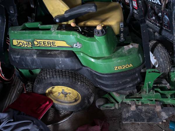 John Deere zero turn lawnmower 1