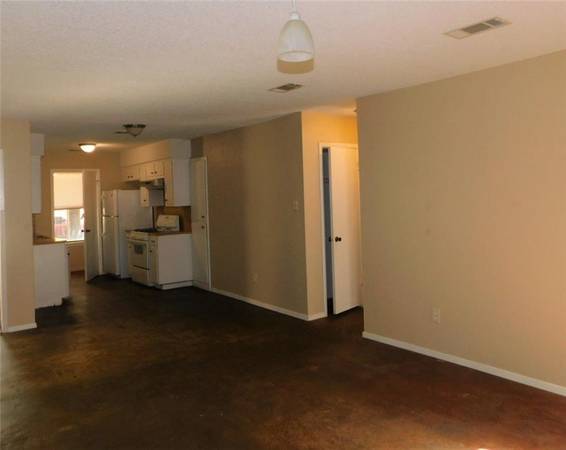 $1,495 / 2br - 900ft2 - 2/1 Duplex for $1495 near S. 1st/Stassney! Concrete Floors/Carport! (S. 1st/Stassney)63922560392066123