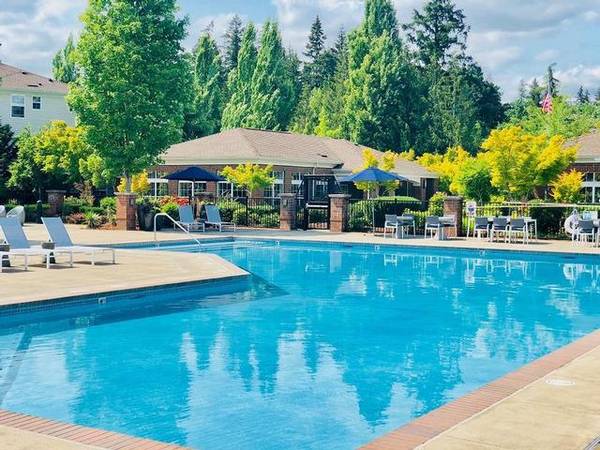 $1,957 / 2br - 974ft2 - Asar en la parrilla, Área de fogata junto a la piscina (8900 SW Sweek Drive)63831326281859120