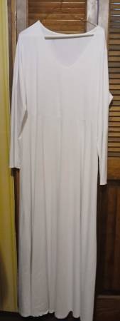 BEAUTIFUL WHITE LONG SLEEVE GOWN IN PERFECT CONDITION 1