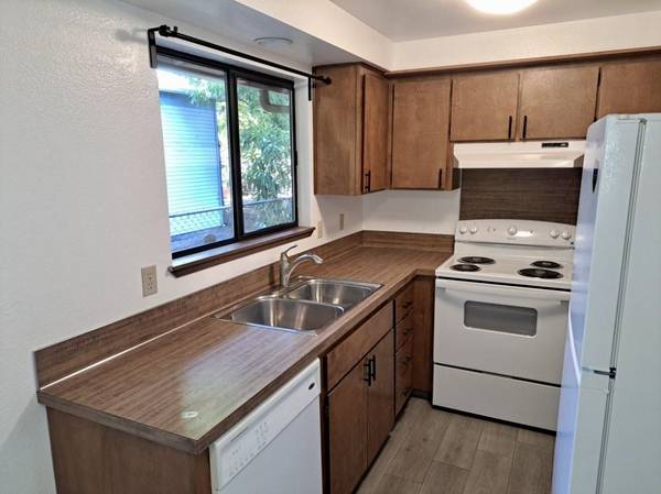 $1,595 / 2hab - RECIENTEMENTE REMODELADO 2HAB/1BAÑO ALFOMBRA, PINTURA, BAÑO, etc. + COCHERA CON ENERGÍA (Vancouver, WA)63842024566019124