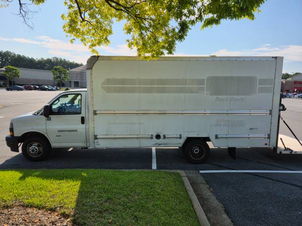 2019 GMC Savana 3500 16ft - Photo 2