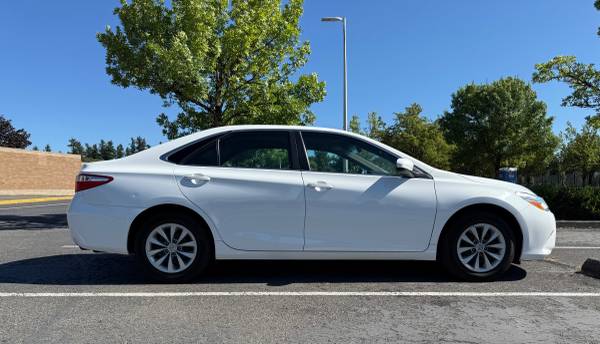 Camry LE 2017 - blanco, estado muy bueno - $13,500 (Camas, WA)63618483975427122