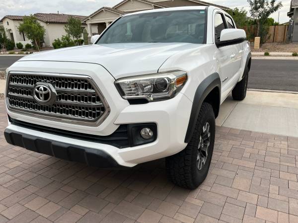 2017 Toyota Tacoma - Photo 2