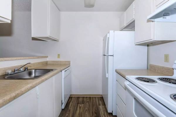 $1,400 / 1br - 470ft2 - Beautiful views from your new 1 Bed, 1 Bath! 470 Sq Ft! (Seattle)63688531821443121