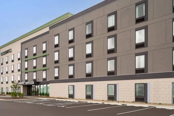 $1,200 / 1br - Accessible Van Self-Park, Accessible Route to Front Desk, Elevators (5831 Alta Lk Dr, Indianapolis, IN)63989077186179120