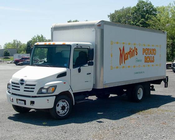2005 Hino Model 165 Cargo Truck 20ft Box - Good Condition 1