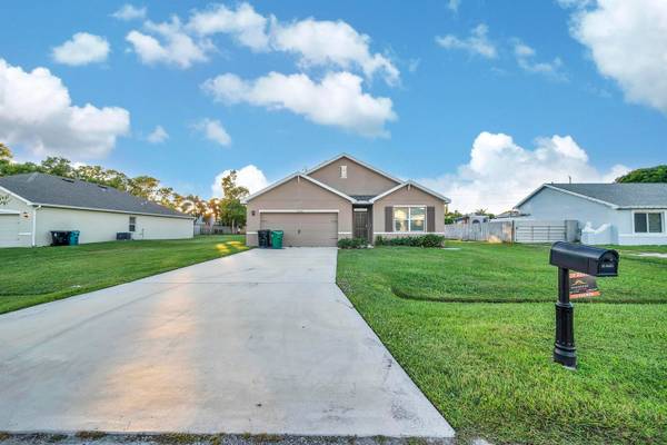 $2,800 / 4br - Stylish and Spacious 4 bed 2 bath Home ~ Covered Porch ~ Move Now (Port Saint Lucie  34952*)63867159260161120