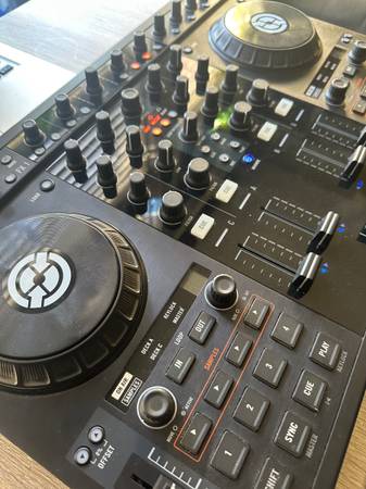 Traktor S4 Mixer/Controller 1