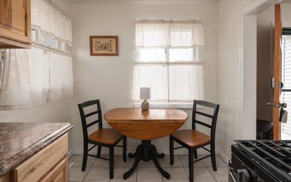 $1,080 / 1br - 600ft2 - El patio trasero tiene acceso desde el callejón y un cobertizo para almacenamiento adicional (Cheyenne)63829581630083122