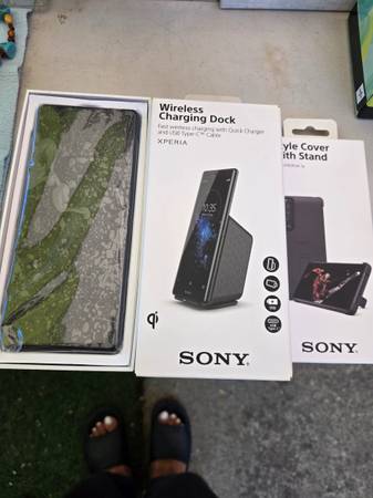 Xperia cellphone gently used with accessories 1