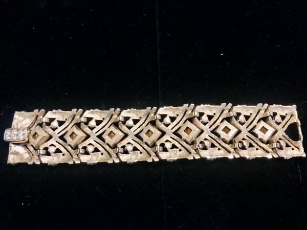 Pulsera gruesa de estilo vintage con diamantes de imitación y tono dorado - $52 (Upper East Side)63471259813633124