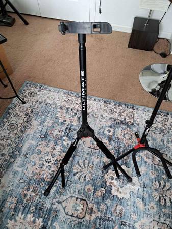 Ultimate Support guitar stand in excellent condition 1
