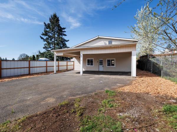 $665,000 Excellent Cash Flow! 3 Homes on 1/3 Acre (Portland)63777318041731120