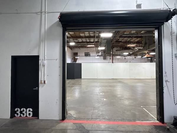 $3,726 / 2335ft2 - Enclosed 2,335 SQ FT Warehouse Unit (336)64218942308739124