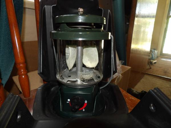 coleman propane lantern -model 5155-hard case 1