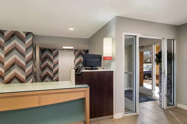 $300 / 1br - Pet-friendly Hotel, Interior Corridors, Bus Parking (360 S 108th Ave, Omaha, NE)63968761158915124