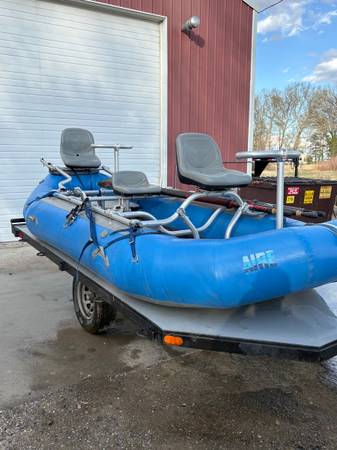 AIRE 126DD raft with an NRS fishing frame 1