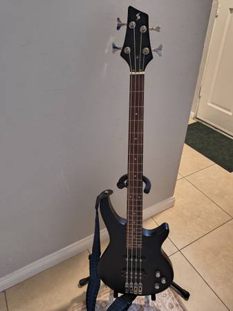 Stagg wood electric 4 string bass with accessories 1