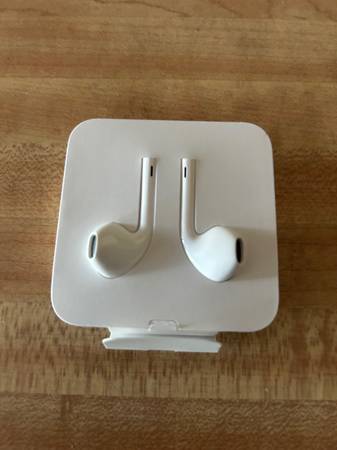 Apple Wired. EarPods 1
