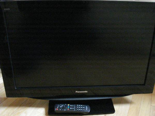 Panasonic 32" LCD HD TV/Monitor 1