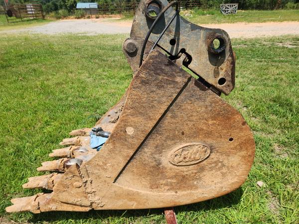 42" GEITH EXCAVATOR BUCKET AND HYDRAULIC COUPLER 1
