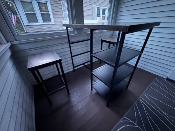 Kitchen table with 2 stools / porche 1