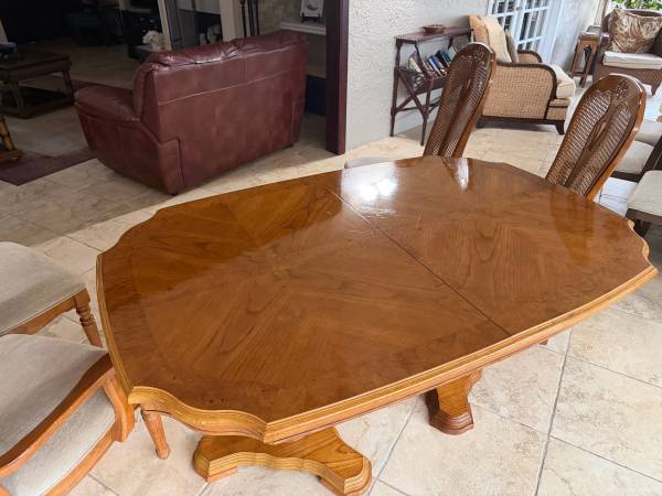 MINT condition, oak dining room table, and four chairs 1