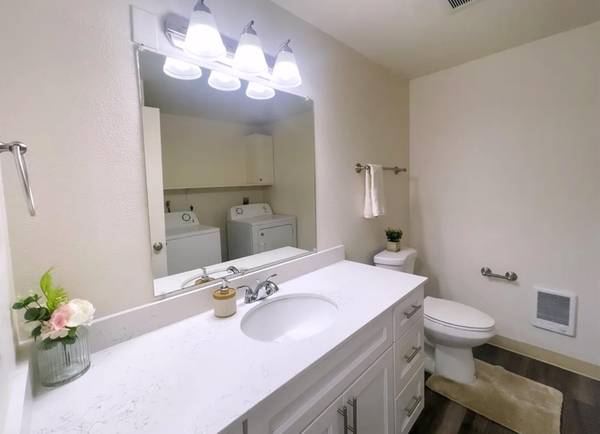 $1,725 / 2br - Affordable & Spacious 2 Bedroom Townhome - Pets Always Welcome (Milwaukie)64039061174914123