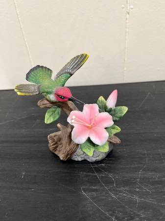 A vintage hand-painted BISGUE porcelain, hummingbird and flowers figurine 1