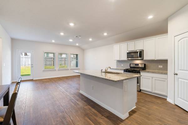 $1,950 / 4br - Charming 4-Bed Oasis with Granite Accents in Manor64046033592961121