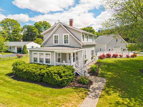 $950,000 / 3 dormitorios - 1892 ft² - New Englander en North Hampton con garaje independiente para 2 automóviles