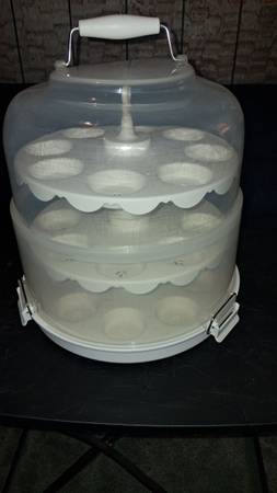 3 tier adjustable cupcake carrier/stand 1