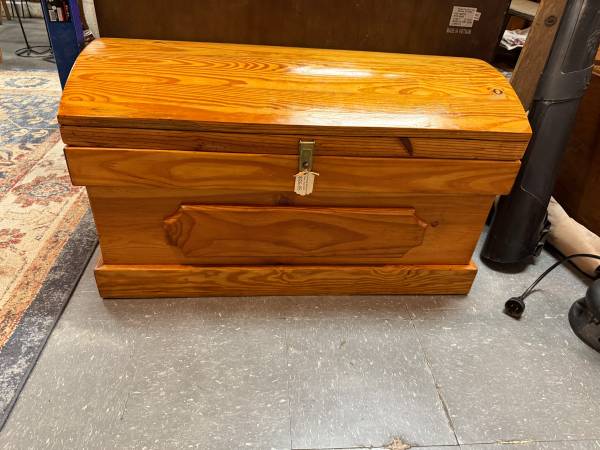 ♦♦ Custom Made Knotted Pine Camel Back Chest Trunk Toy Box ♦♦ 1