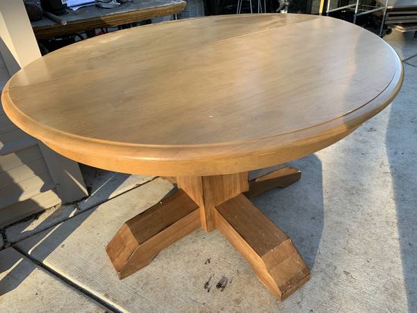 Round mahogany table........T 13 1