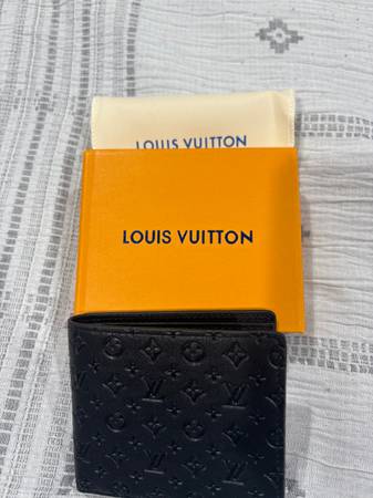 LV wallet 1