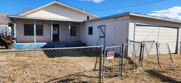 $1,300 / 3br - 1404ft2 - House on almost 1 acre in town (Alamogordo)63867374843139120