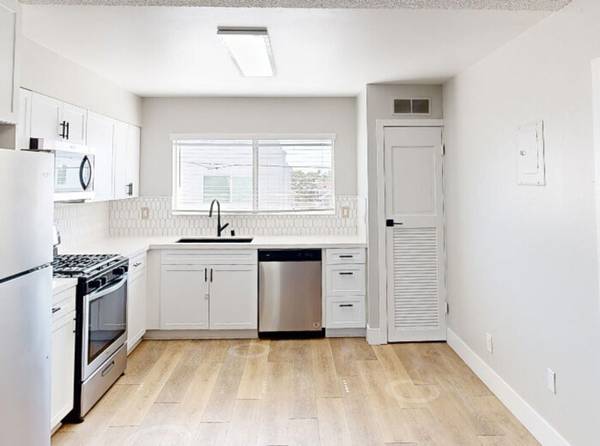 $2,395 / 2br - 700ft2 - 🚲 Bike-Friendly, Transit-Ready – 2BR w/ Covered Parking in LA!63774461150467121