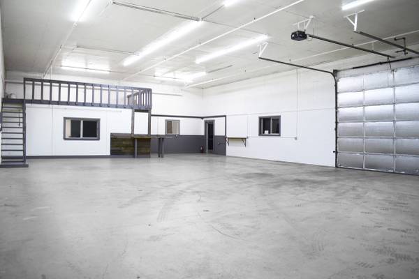 $2,395 / 3570ft2 - Warehouse Shop with Offices Excellent Location in West Eugene (11th & Bertelsen Eugene  OR 126 / Beltline)63747357426433121