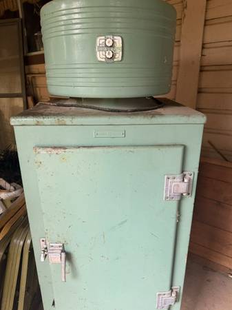 Antique General Electric Fridge 1