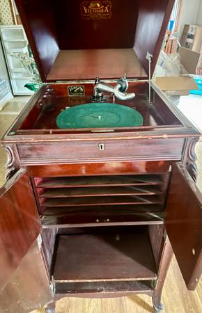 Antique Victor Talking Machine 1