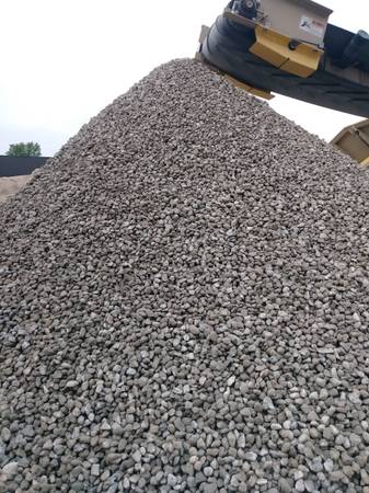 Carga de camjoneta con excedente de grava y piedra 1