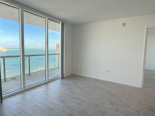 $4,400 / 2br - 1357ft2 - Oversized Terrace from this Split Plan 2bd+Den! (50 Biscayne- Downtown)64001847866881124