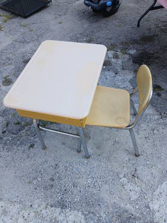 School desk 1