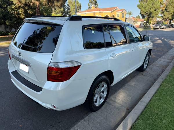 2010 Toyota Highlander - $7,900 (Bell gardens)63623854830083124