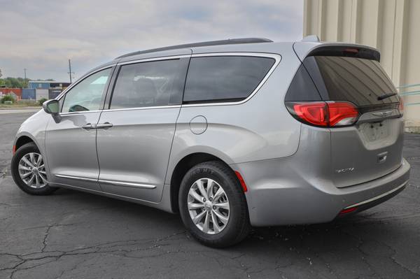 2017 Chrysler Pacifica Touring-L MiniVan V6 FWD Clean Title - $12,00063612118330755121