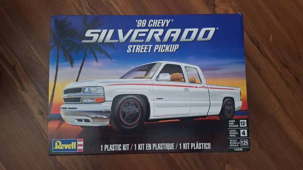 REVELL CHEVY SILVERADO  MODEL KIT 1