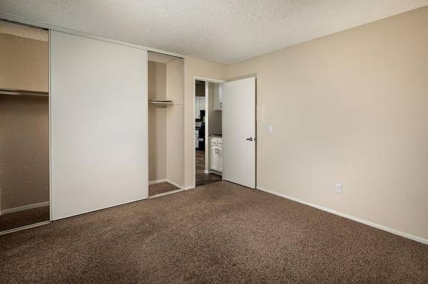 $2,326 / 2br - 920ft2 - Laundry Facilities On-Site, Spa with Sundeck, High Tech Fitness Center (Oakhill: Escondido, CA)63998455890050121