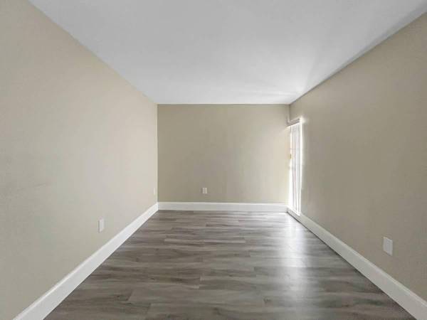 Walk to Restaurants-Exceptional 1 BR w/ Pool & Parking 1
