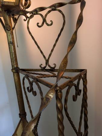 Lámpara de escalera Wrotiron - $600 (Anniston)63440290436739124